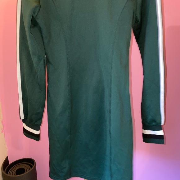 Athletic dress - Picture 2 of 3